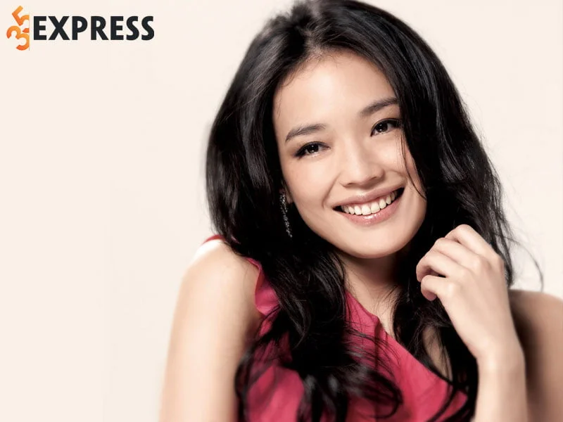 bi-ep-an-ai-that-ngay-trong-phim-thu-ky-danh-mat-trinh-tiet-khi-chua-tron-doi-muoi-1-35express