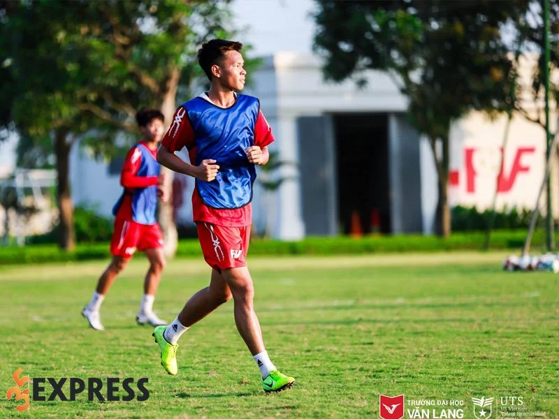 bui-vi-hao-cai-ten-co-the-lam-nen-bat-ngo-tren-hang-cong-cua-u23-viet-nam-1-35express