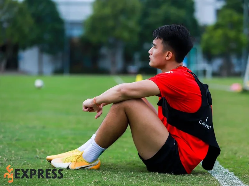 cau-thu-dien-trai-vo-nguyen-hoang-tiem-nang-cua-doi-bong-viet-nam-trong-tuong-lai-1-35express