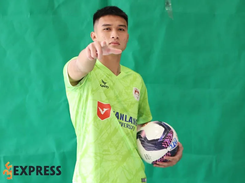 cau-thu-vo-nguyen-hoang-la-ai-1-35express