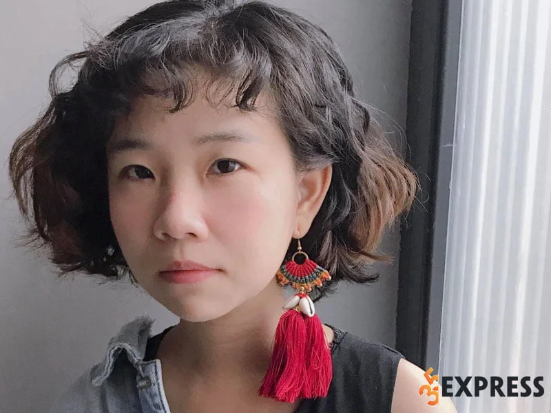 chau-muoi-lan-dau-tiet-lo-ve-doi-chan-khuyet-tat-cua-minh-35express