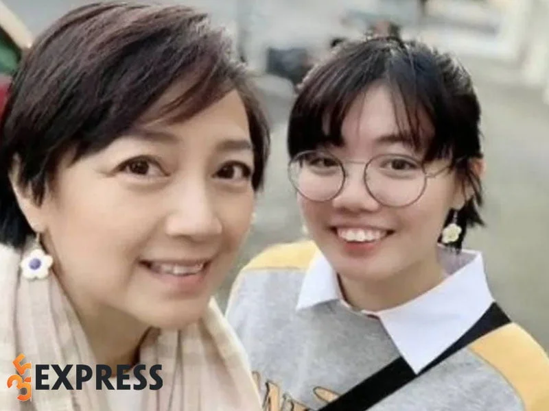 cuoc-song-hon-nhan-cua-hoa-hau-duong-uyen-nghi-sau-25-nam-dang-quang-1-335express
