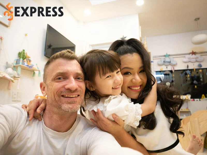 cuoc-song-hon-nhan-vien-man-ben-chong-tay-cua-ca-si-phuong-vy-35express