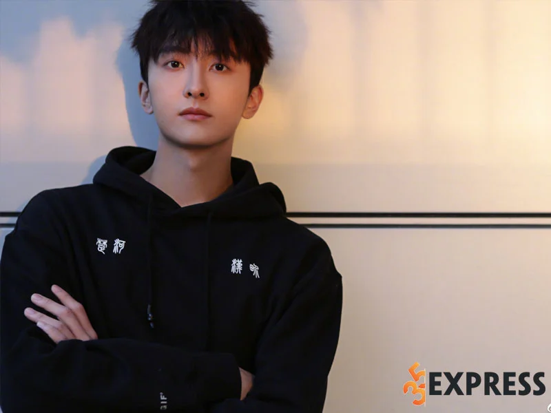 doi-tu-nam-dien-vien-dien-trai-nguu-tuan-phong-35express