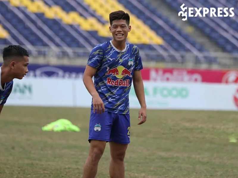 hanh-trinh-su-nghiep-cua-cau-thu-nguyen-duc-viet-35express