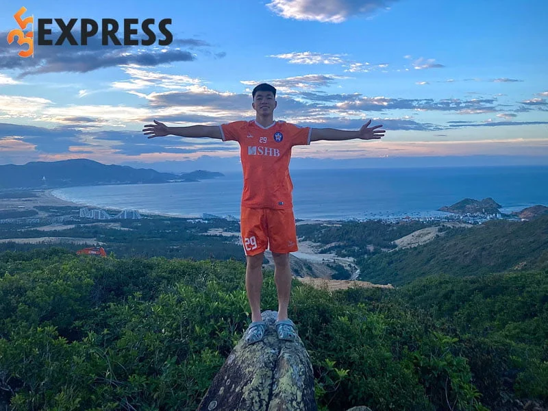 huynh-cong-den-canh-chim-la-tren-bau-troi-bong-da-viet-nam-35express