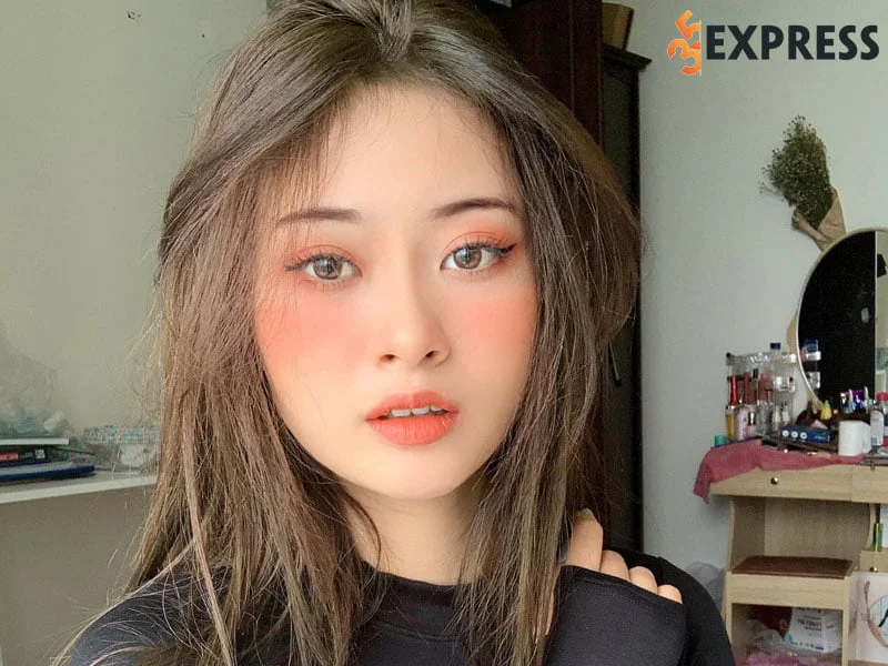 model-trieu-linh-trang-voi-than-hinh-quyen-ru-cung-guong-mat-baby-1-35express