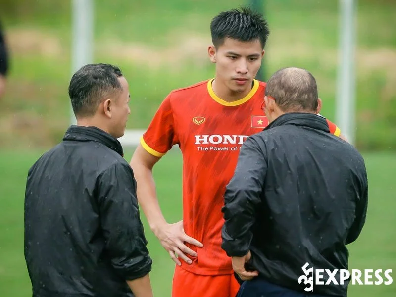 nguyen-thanh-binh-thanh-cong-tro-thanh-thanh-vien-cua-doi-tuyen-bong-da-quoc-gia-1-35express