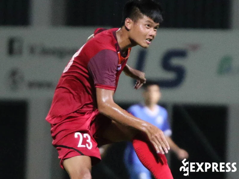 nguyen-van-tung-chan-dung-tien-dao-u23-viet-nam-toa-sang-trong-tran-gap-singapore-1-35express