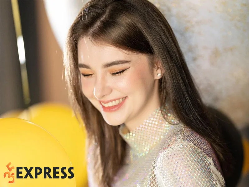 nhung-lum-xum-xung-quanh-ve-nguoi-mau-jessie-vard-dung-dao-keo-de-tang-hang-nhan-sac-35express