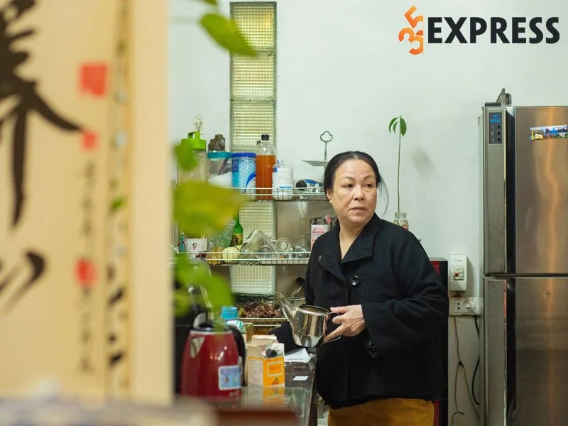 nsut-thanh-quy-ba-me-quoc-dan-trong-thuong-ngay-nang-ve-1-35express