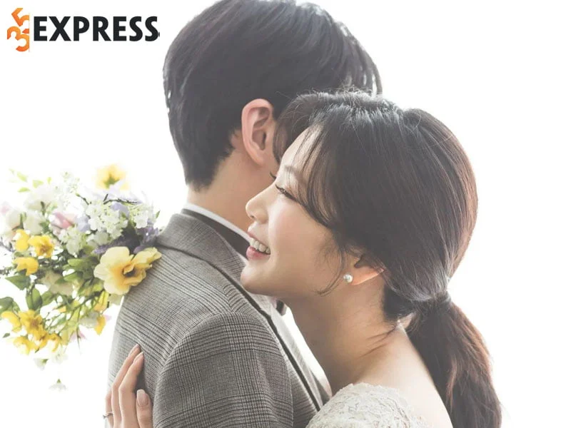 sau-khi-bat-duoc-hoa-cuoi-yeoreum-tuyen-bo-ket-hon-voi-quan-ly-cu-35express