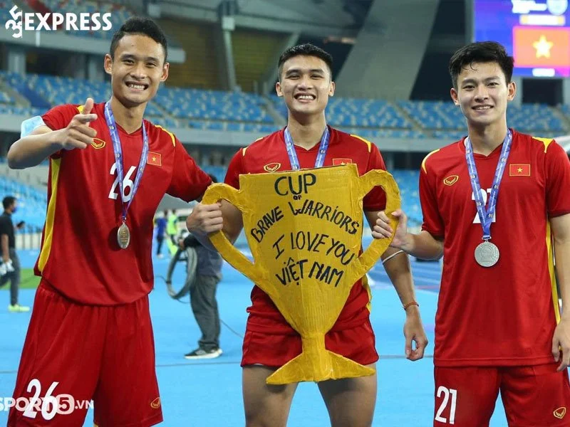 su-nghiep-bong-da-trien-vong-cua-cau-thu-doan-anh-viet-1-35express