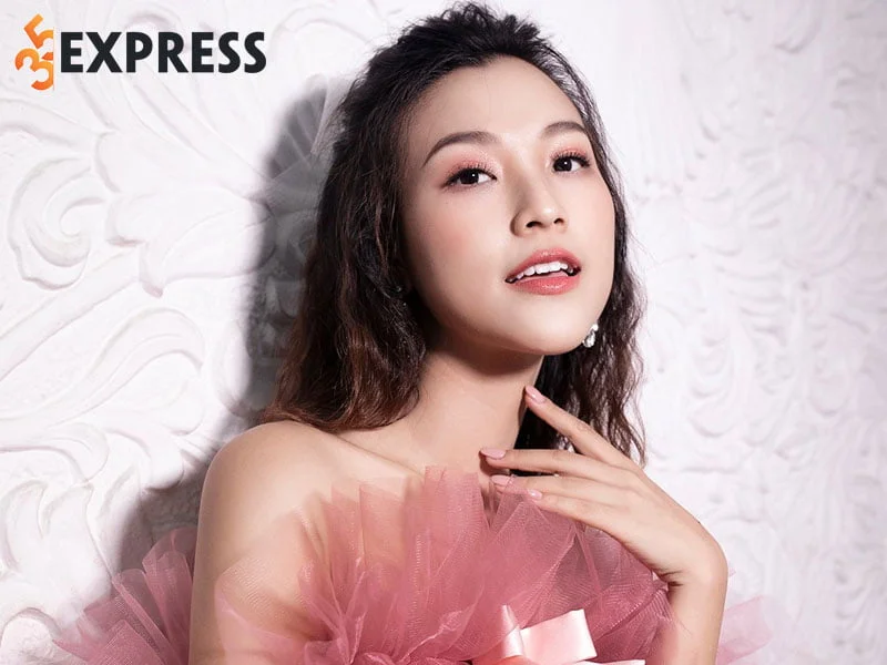 su-nghiep-cua-a-hau-mc-hoang-oanh-3-35express