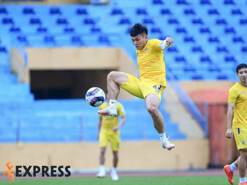 tom-tat-ly-lich-tieu-su-cua-cau-thu-le-van-xuan-35express