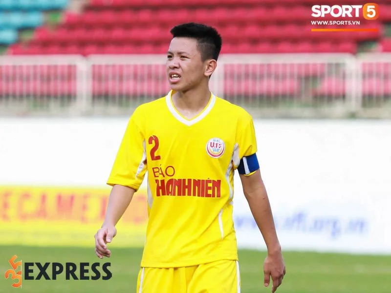 tom-tat-ly-lich-tieu-su-cua-nam-cau-thu-vu-tien-long-35express