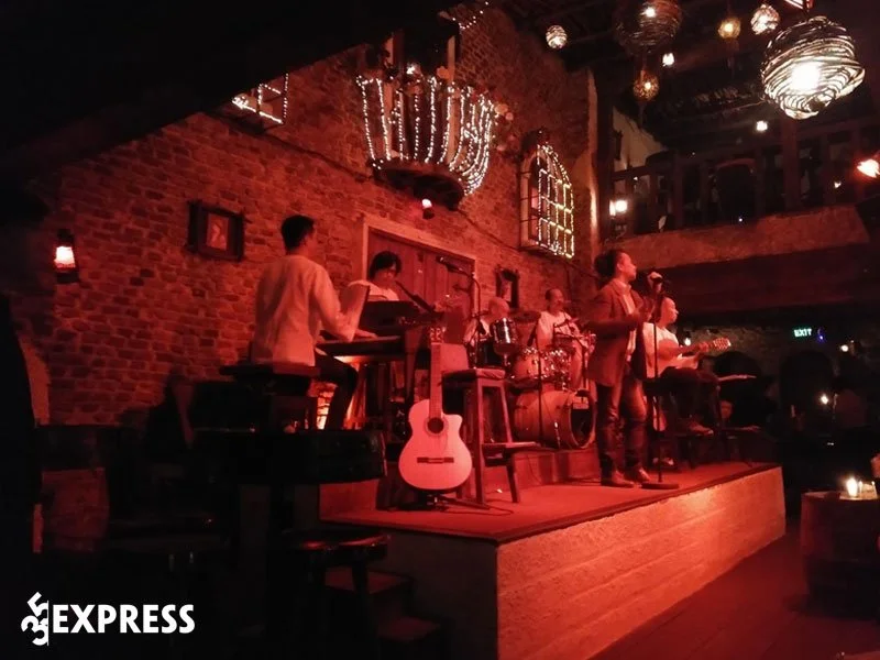 carmen-bar-quan-cocktail-o-sai-gon-gia-cuc-re-35express