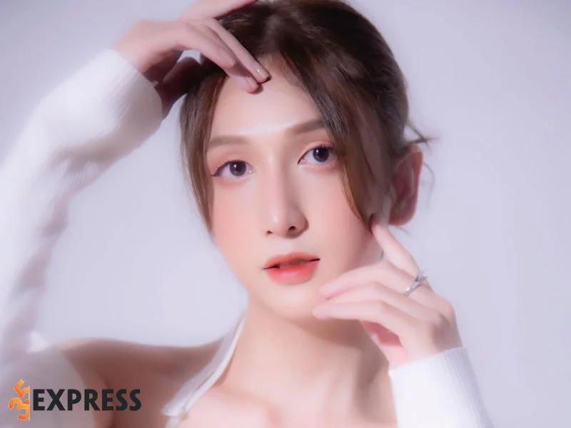 cong-viec-hien-tai-cua-nu-than-chuyen-gioi-hoang-hoc-1-35express