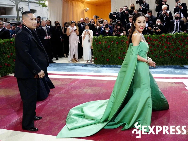 duong-tu-quynh-xuat-hien-an-tuong-tai-met-gala-2022-35express