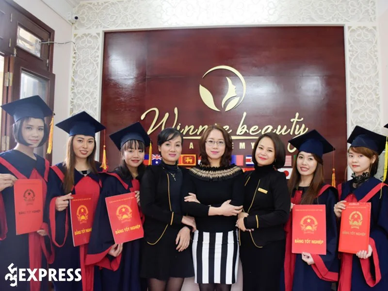 hoc-vien-day-lam-dep-quoc-te-winnie-35express