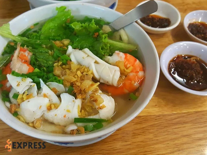 hu-tieu-ho-ba-cham-quan-an-binh-dan-tai-quan-4-tphcm-35express