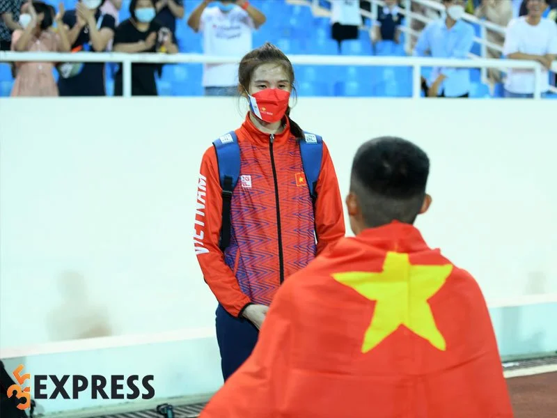nam-than-nguyen-tien-trong-cau-hon-ban-gai-vdv-cuc-lang-man-tai-sea-games-31-1-35express