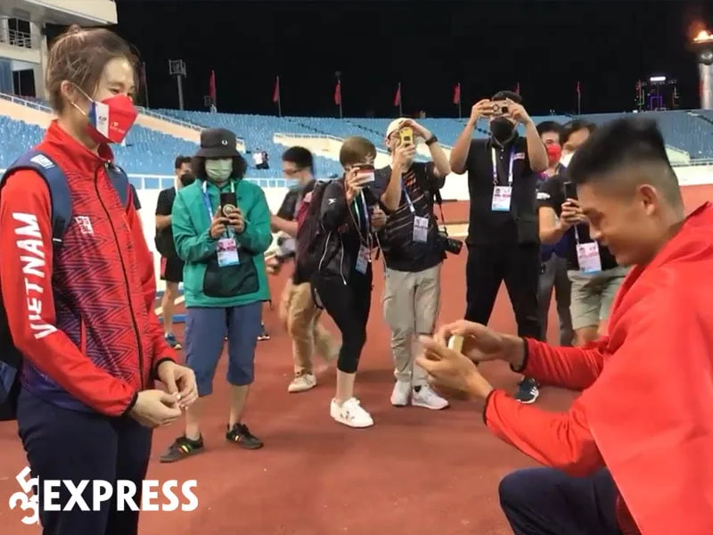 nam-than-nguyen-tien-trong-cau-hon-ban-gai-vdv-cuc-lang-man-tai-sea-games-31-35express