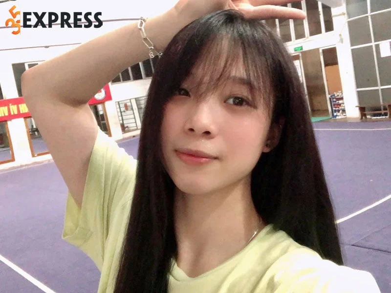 phia-sau-anh-hao-quang-cua-ngoc-nu-duong-thuy-vi-35express