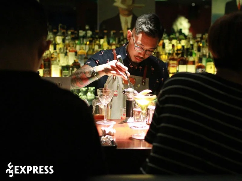 rabbit-hole-quan-cocktail-o-sai-gon-cuc-chill-35express
