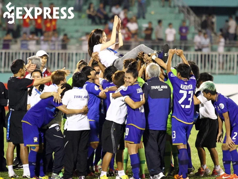 su-nghiep-bong-da-cua-ty-phu-madam-pang-35express