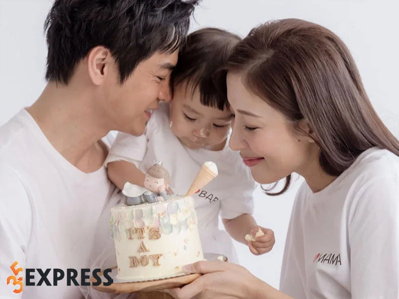 to-am-hanh-phuc-cua-duong-di-va-chong-kem-5-tuoi-la-trong-khiem-1-35express