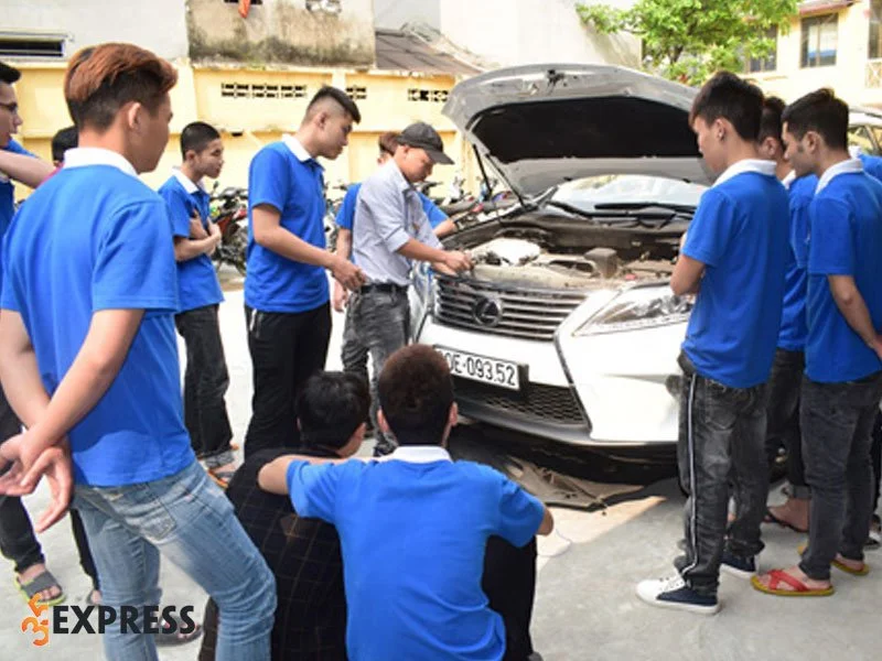 trung-tam-dao-tao-ky-thuat-o-to-vatc-hoc-nghe-sua-chua-o-to-tai-tphcm-35express