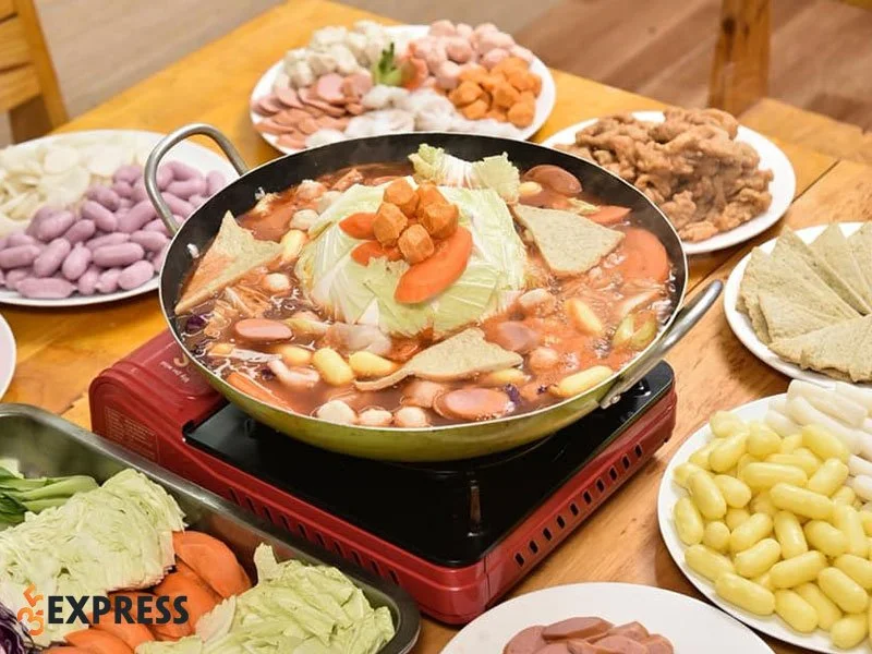 you-cafe-quan-tokbokki-tai-tphcm-hap-dan-35express