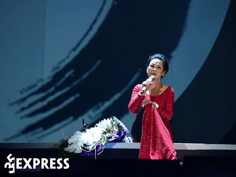 ca-si-khanh-ly-va-nhung-cong-hien-cho-am-nhac-nuoc-nha-1-35express