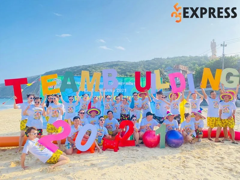 cu-dan-mang-tranh-cai-xoay-quanh-viec-co-nen-di-team-building-1-35express