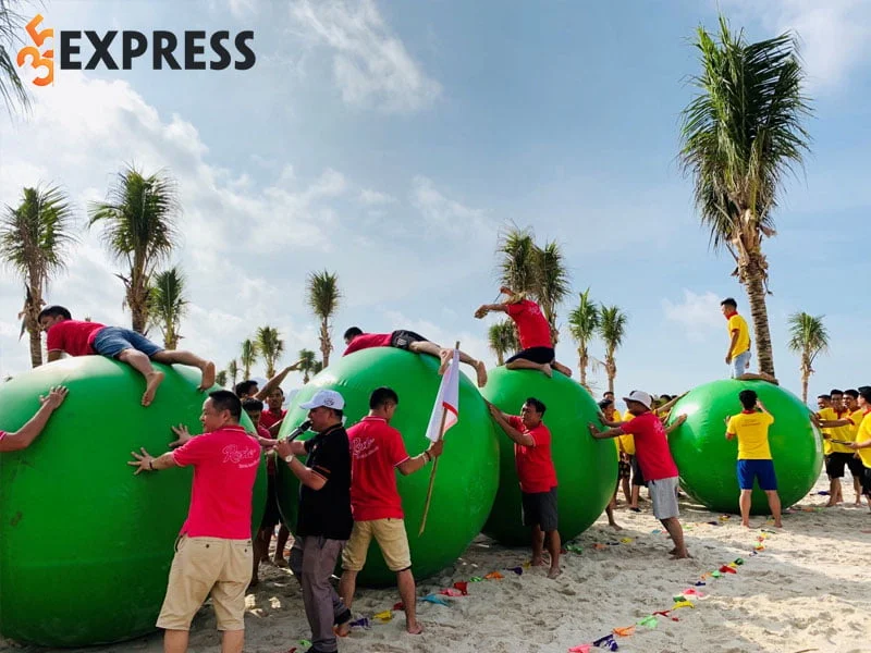 cu-dan-mang-tranh-cai-xoay-quanh-viec-co-nen-di-team-building-2-35express