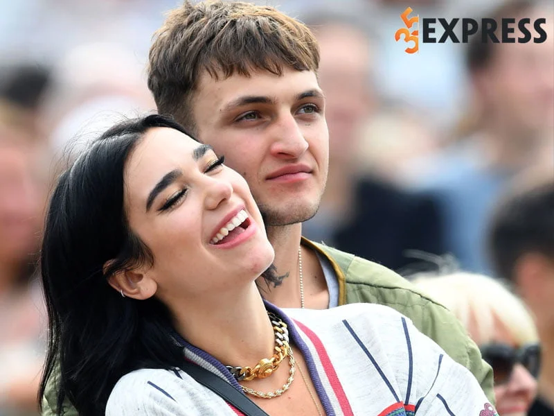 doi-tu-cua-ca-si-dua-lipa-hen-ho-toan-trai-dep-35express