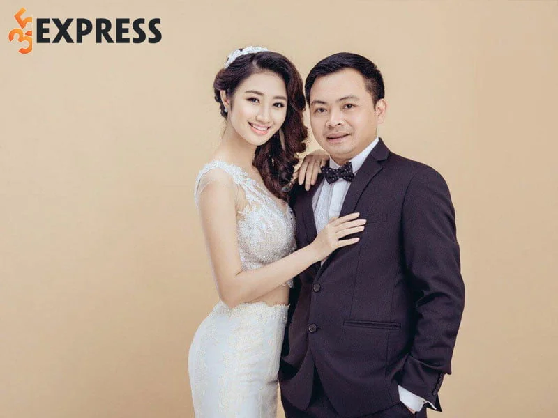 doi-tu-cua-hoa-hau-thu-ngan-35express