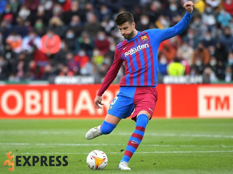 gerard-pique-tro-lai-thi-dau-cho-doi-bong-que-nha-barcelona-1-35express