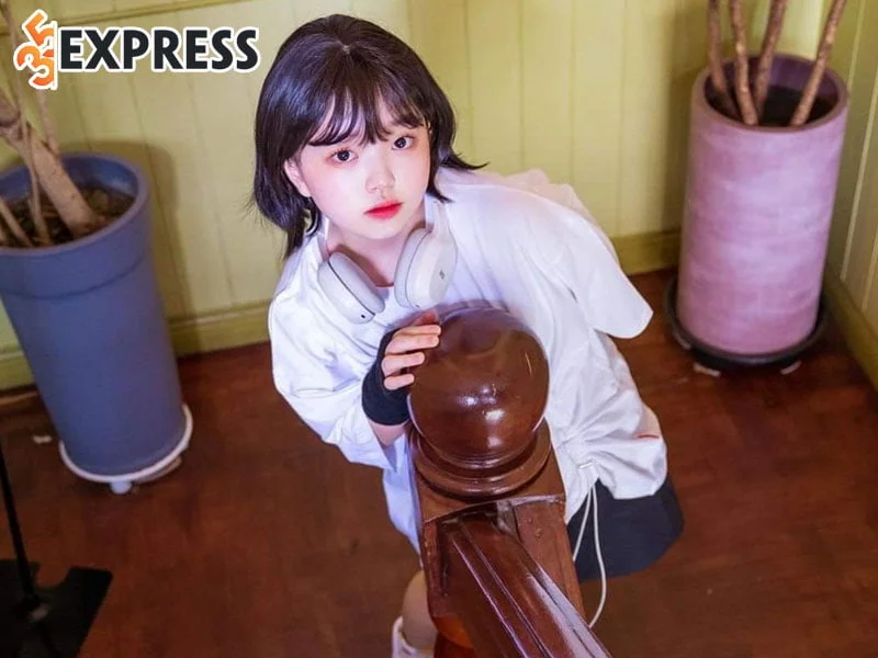 kim-yoon-hee-gay-sot-khi-vao-vai-hoc-sinh-tieu-hoc-35express