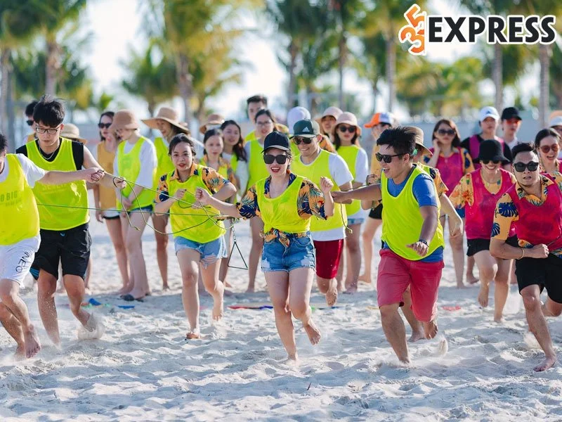 nhan-vien-10-nam-bi-duoi-viec-vi-khong-di-team-building-35express