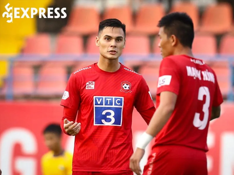su-nghiep-bong-da-cua-adriano-schmidt-o-viet-nam-1-35express