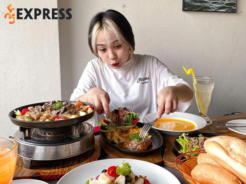 tieu-man-thau-tiktoker-review-do-an-duoc-ban-tre-yeu-thich-1-35express