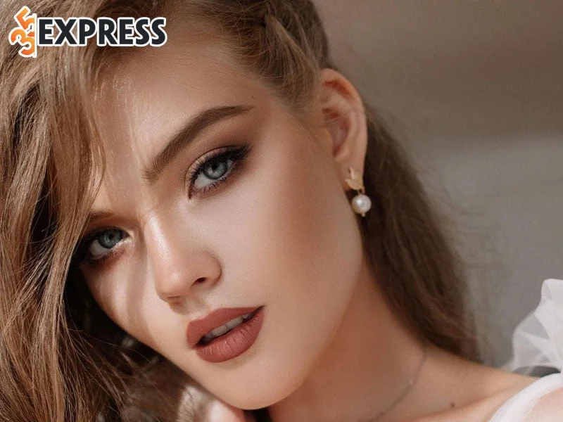 anna-linnikova-tro-thanh-tan-hoa-hau-nuoc-nga-1-35express