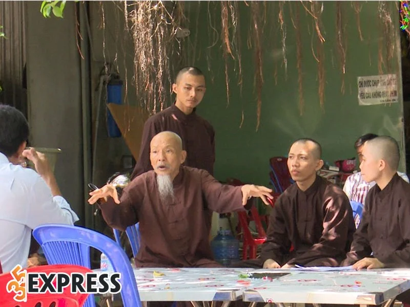 cong-viec-cua-ba-le-thu-van-trong-tinh-that-bong-lai-35express