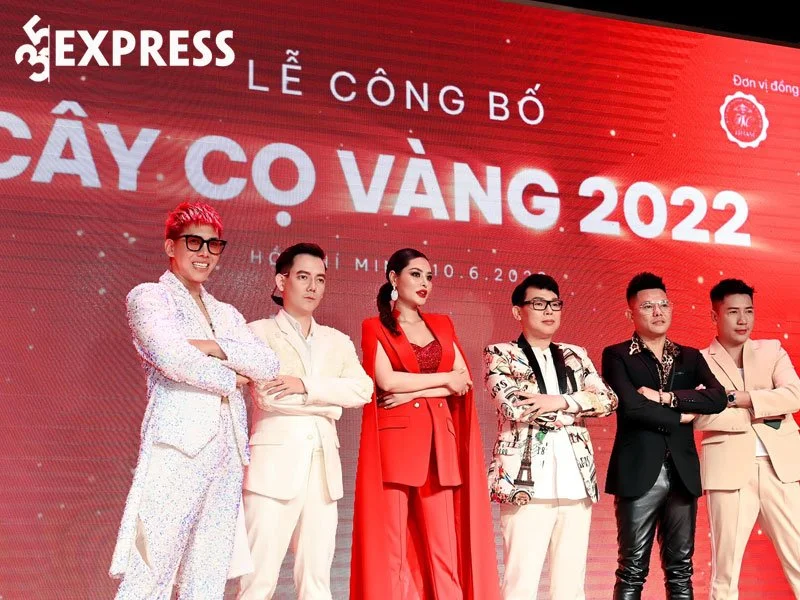 di-kha-han-tai-xuat-lang-giai-tri-khi-ngoi-ghe-nong-cuoc-thi-cay-co-vang-2022-35express