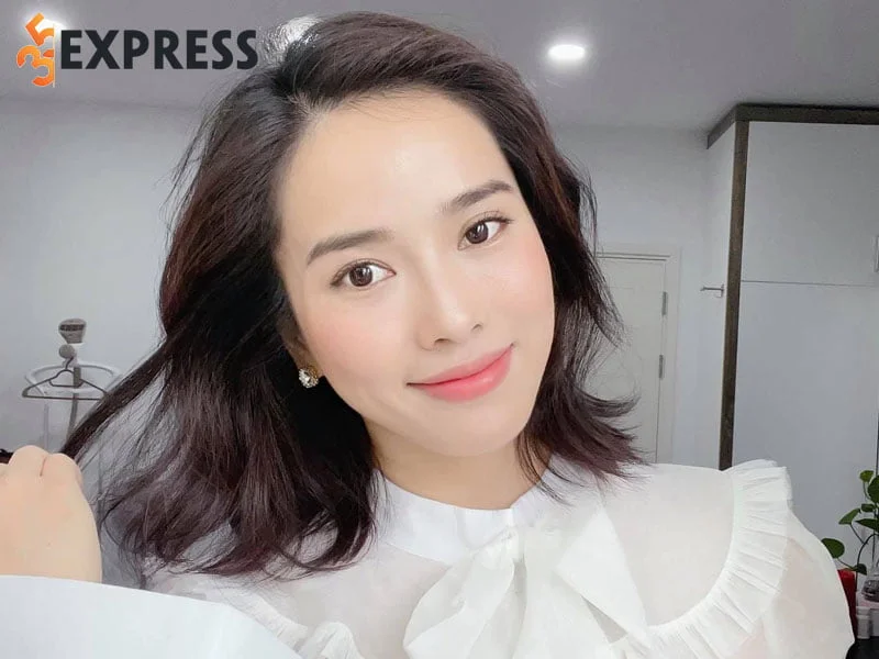 doi-tu-cua-dien-vien-bella-mai-35express