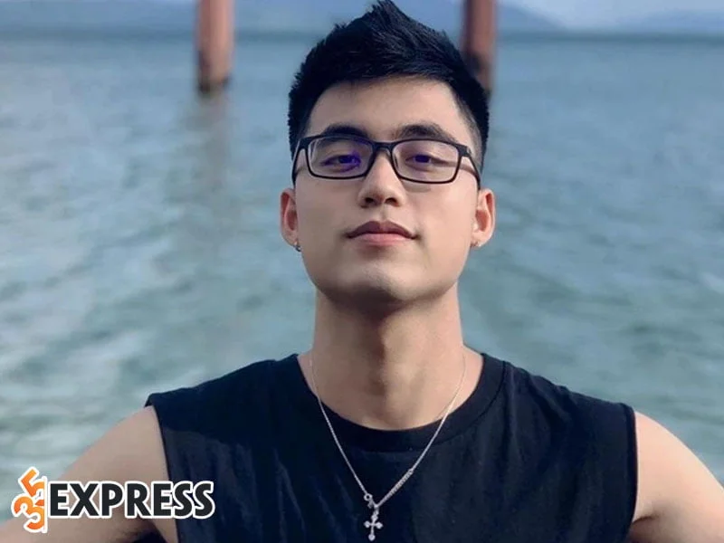 doi-tu-cua-nguyen-viet-hoang-em-trai-son-tung-chinh-thuc-gia-nhap-showbiz-35express