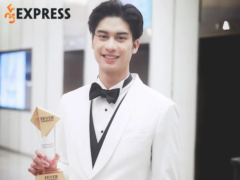 nhung-hinh-anh-dep-trai-cua-august-vachiravit-khien-fan-girl-me-man-35express