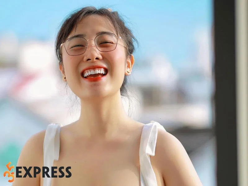 nu-tiktoker-chuyen-tu-van-ve-tinh-yeu-hut-hon-17-trieu-like-1-35express